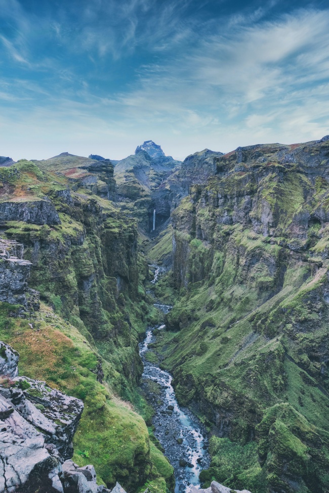 沟壑嶙峋山谷小溪图片