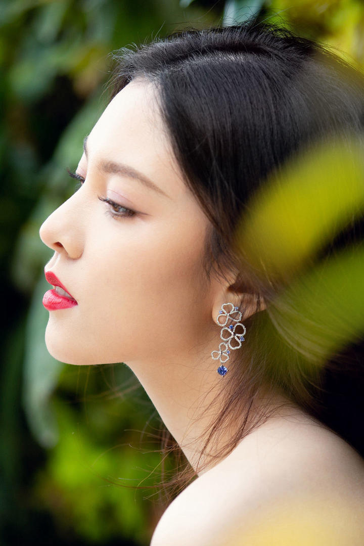 性感红唇美女明星宋妍霏侧脸写真图片
