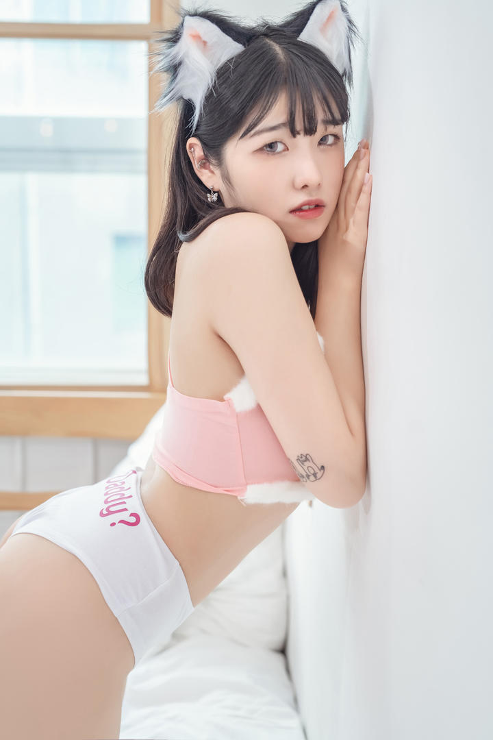 趴在墙上的纯欲女孩图片