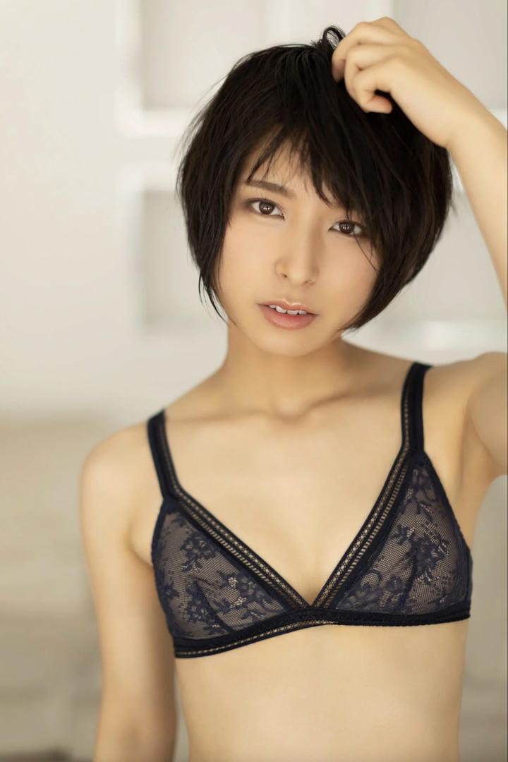 2048社区日本短发内衣美女高清摄影图片