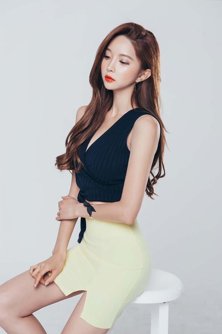 坐在椅子上的高清韩国美女朴秀妍写真