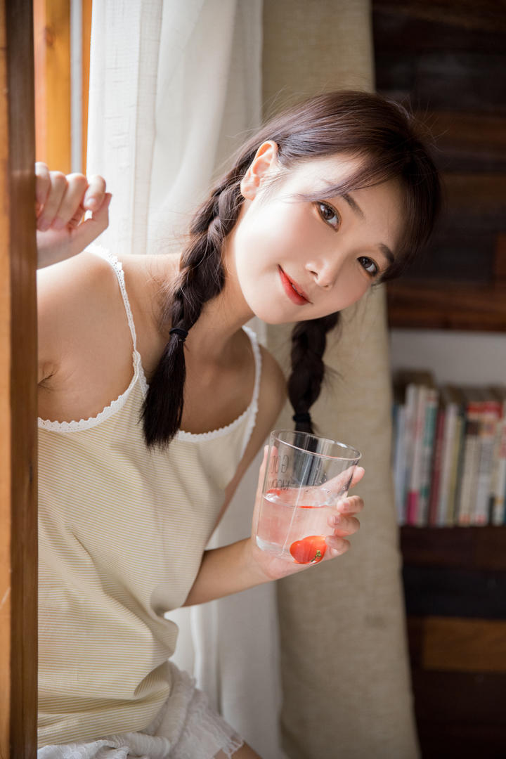 扎着麻花辫的可爱女生头像湘湘写真图片