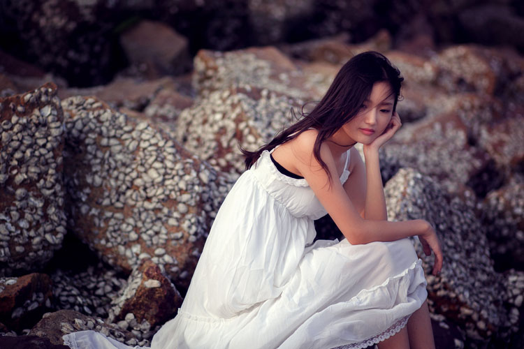 美女海边随风飘扬的长发