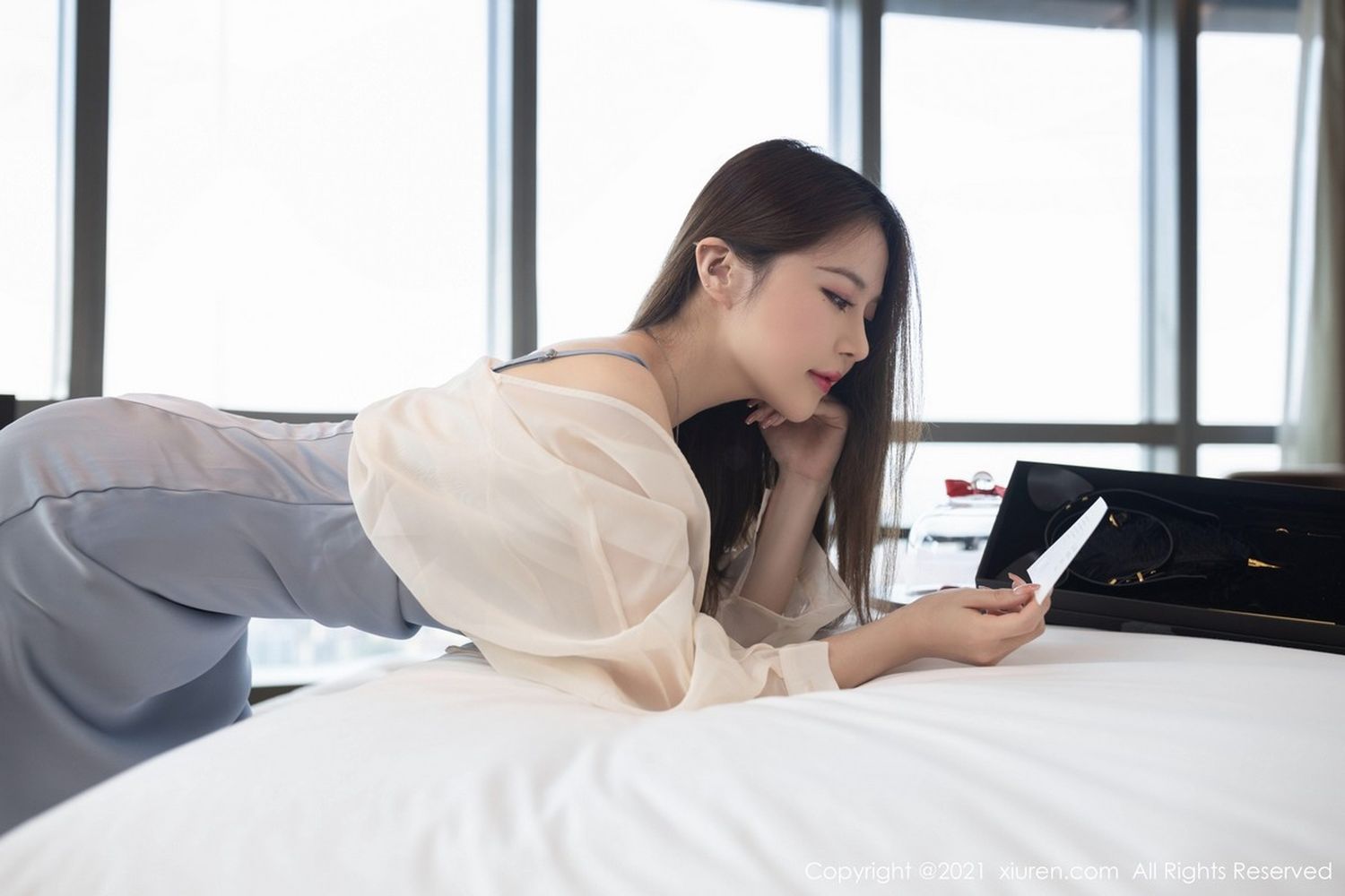 秀人网美女嫩模鱼子酱Fish丝袜美腿丝质吊裙礼物主题写真