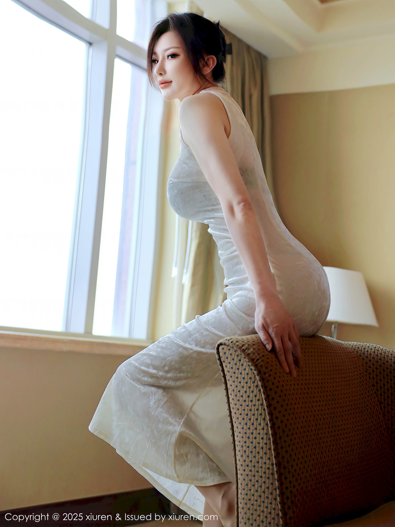 秀人网新人模特苏一诺浅色旗袍肉丝美腿曼妙写真