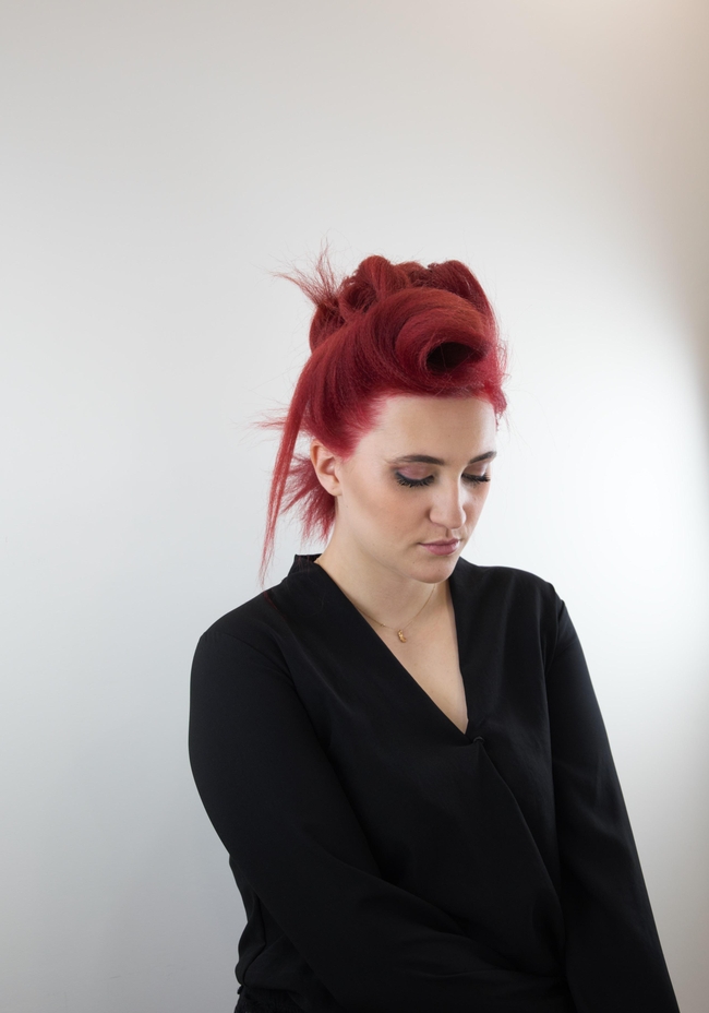 美女酒红色染发发型图片