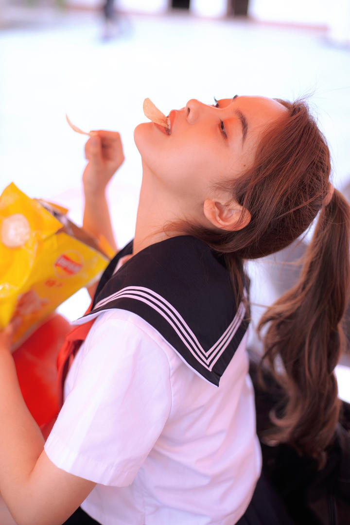吃薯片的校服美女黄子卿qq头像女生图片