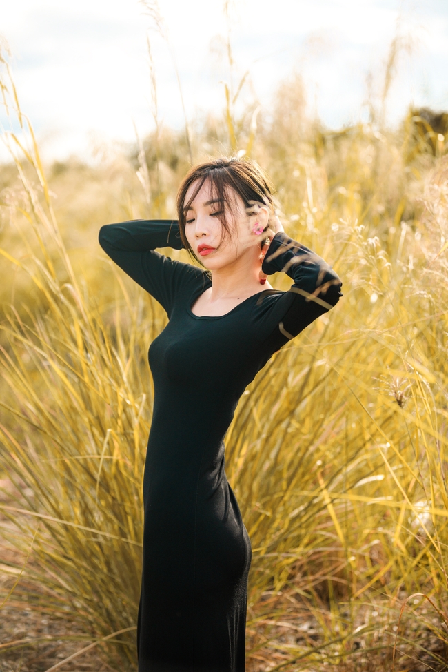 秋季芦苇荡黑色连衣裙美女人体摄影图片