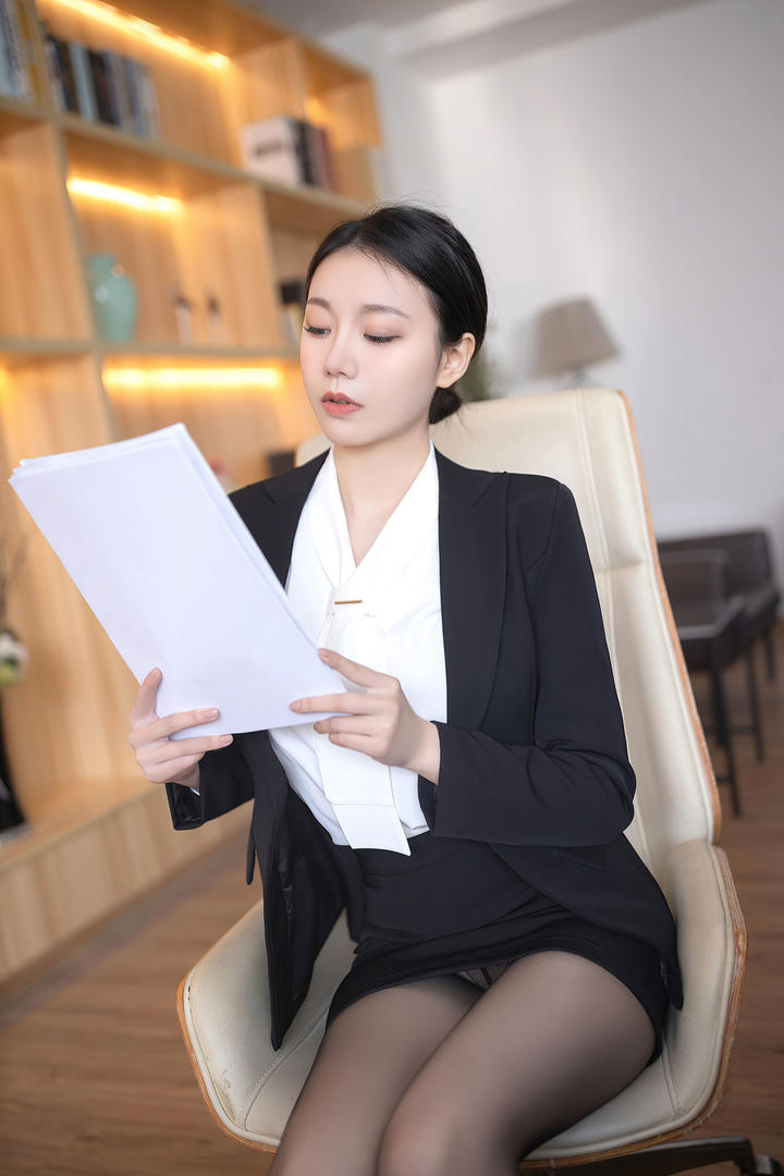 阅读文件的极品气质美女同事安然制服丝袜写真图片
