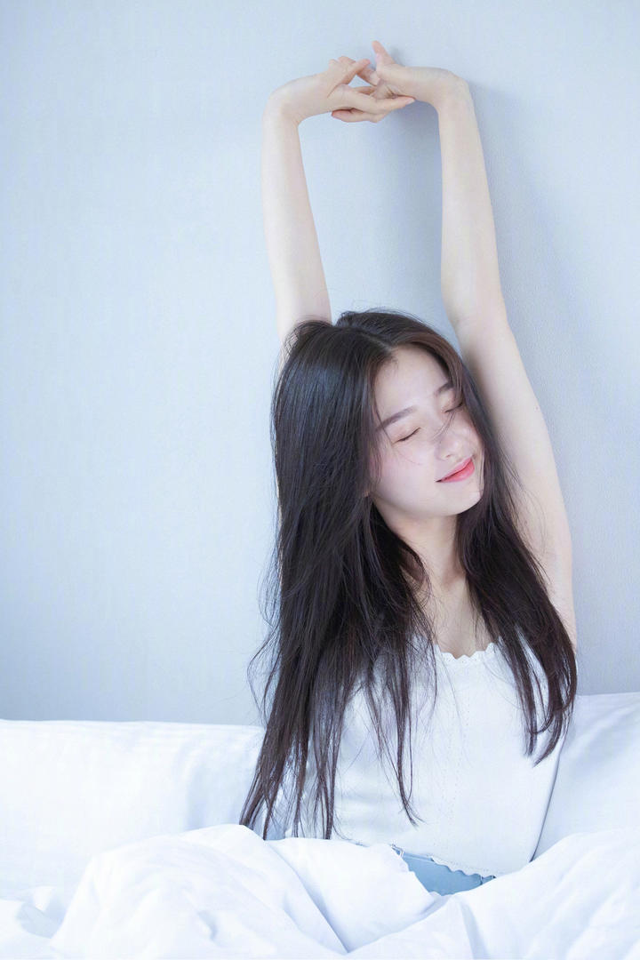 坐在床上伸懒腰的高清美女明星虞书欣图片