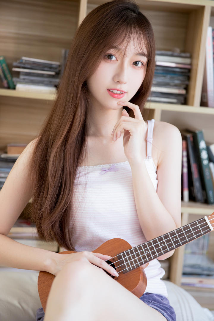 弹吉它清纯131美女图片高清