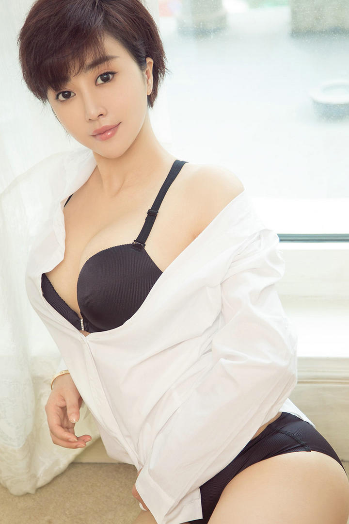 穿着黑色性感内衣的短发美女方圆图片