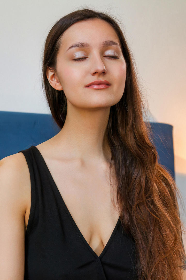 欧美漂亮美女闭上眼睛冥想高清图片