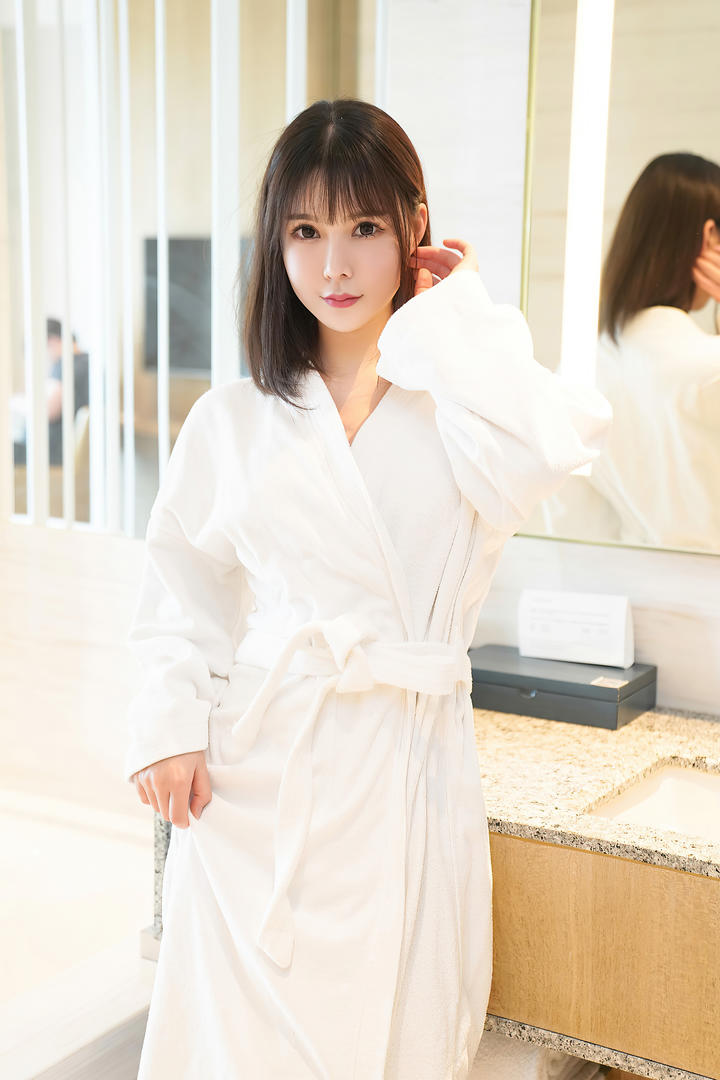 披着泳袍的亚洲久久美女成人高清写真