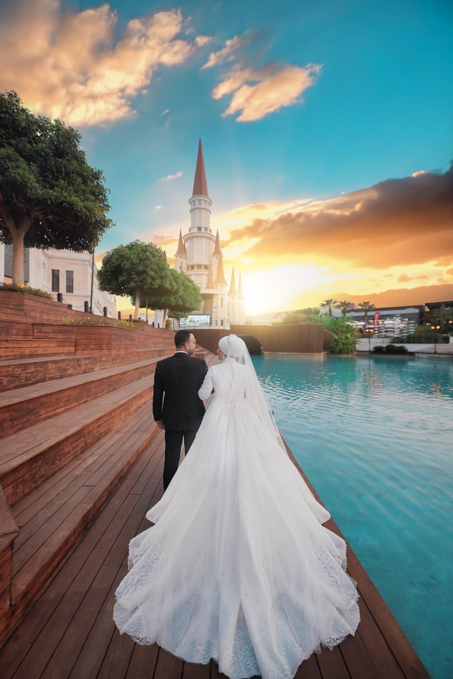 黄昏浪漫情侣婚纱背影图片