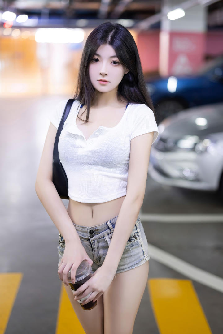 身材超级正点的国产美女车模停车场自拍图片