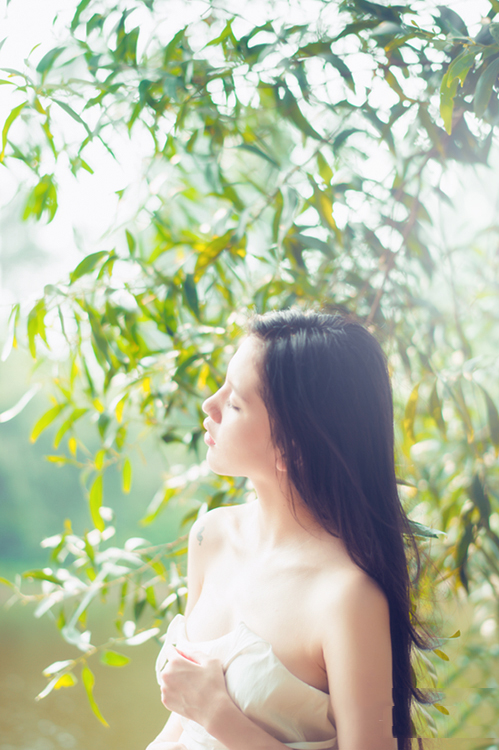 美妙少女半露酥胸的诱惑