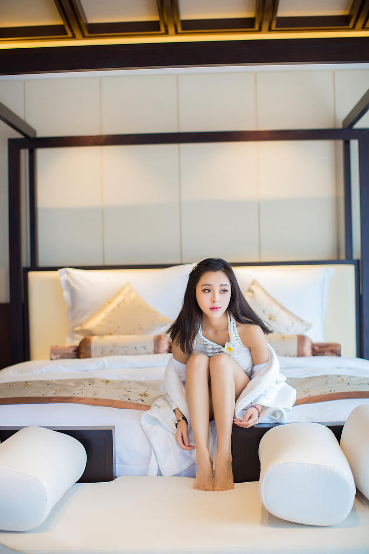 酒店约拍清纯比基尼美女写真图片