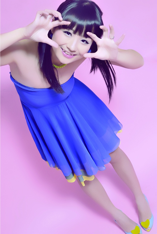 蓝裙美女搞怪图片