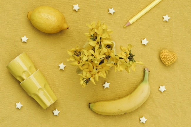 黄色迎春花香蕉柠檬杯子静物摄影图片