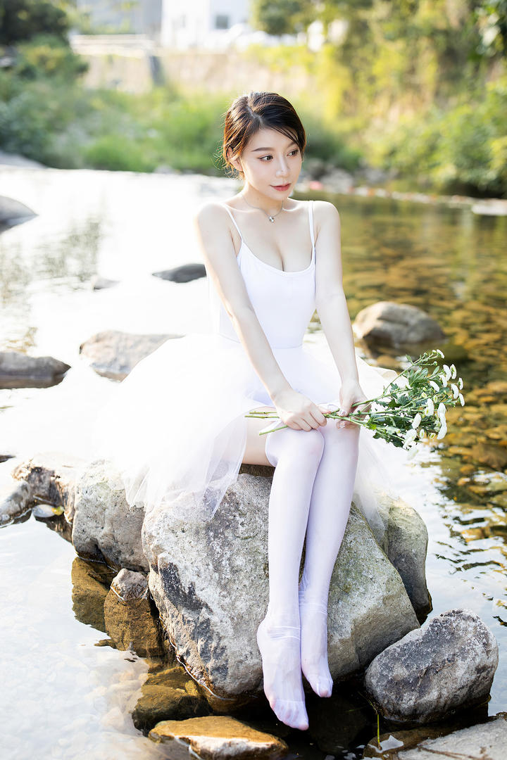 坐在小溪边拿着野花的唯美女生头像嘉宝贝儿