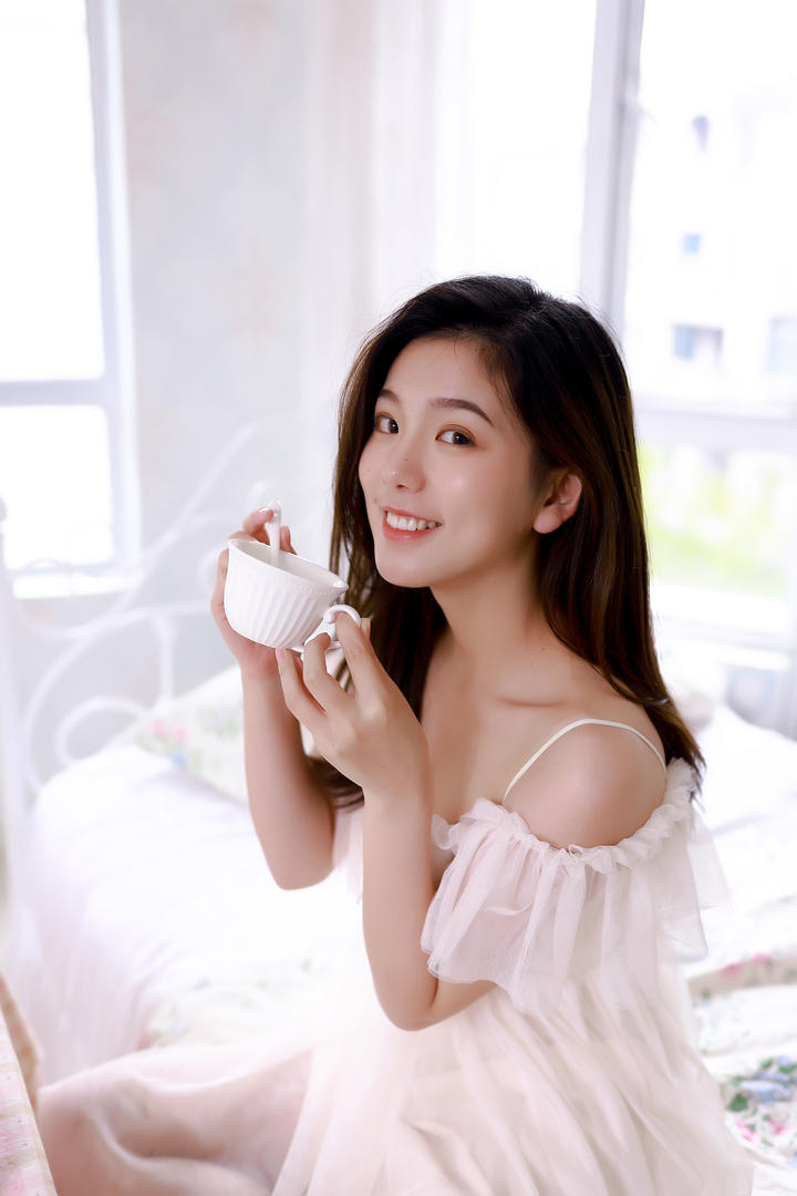喝咖啡的清纯女孩闺房写真图片