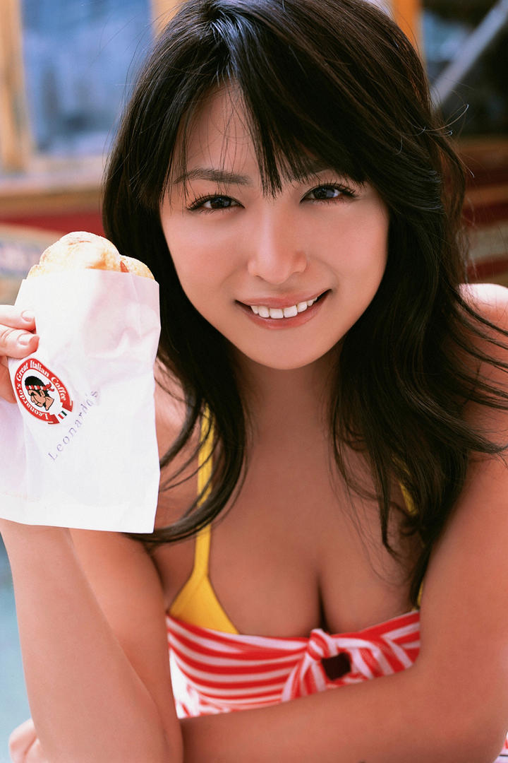 吃汉堡的日本清纯女神GOGO人体艺术图片