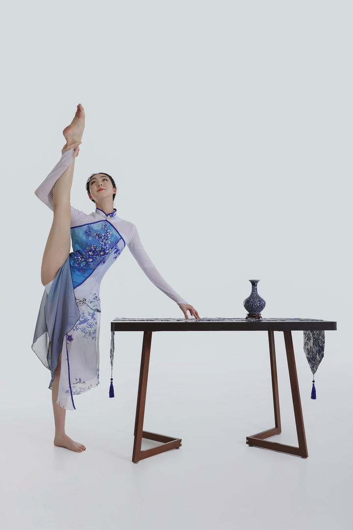 唯美古装美女高难度动作人艺术写真图片