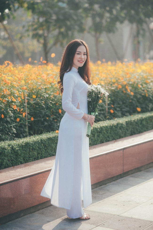 手持花束的越南美女图片