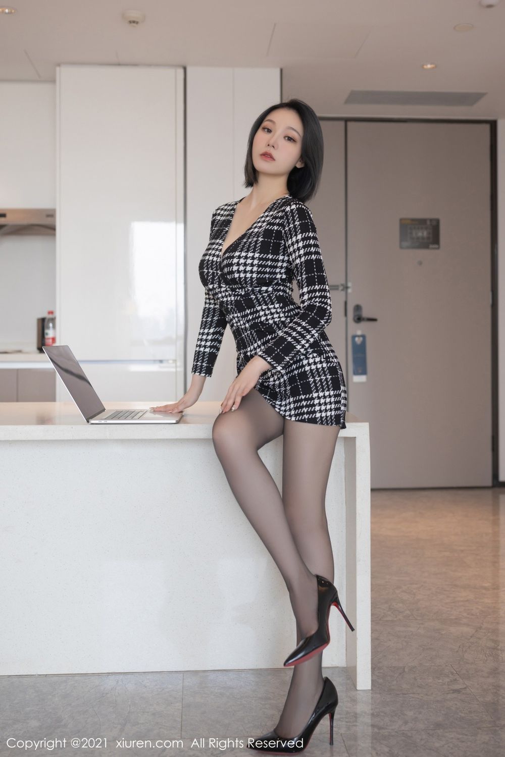 秀人网美女模特安然Maleah御姐姿态电脑维修主题重庆旅拍