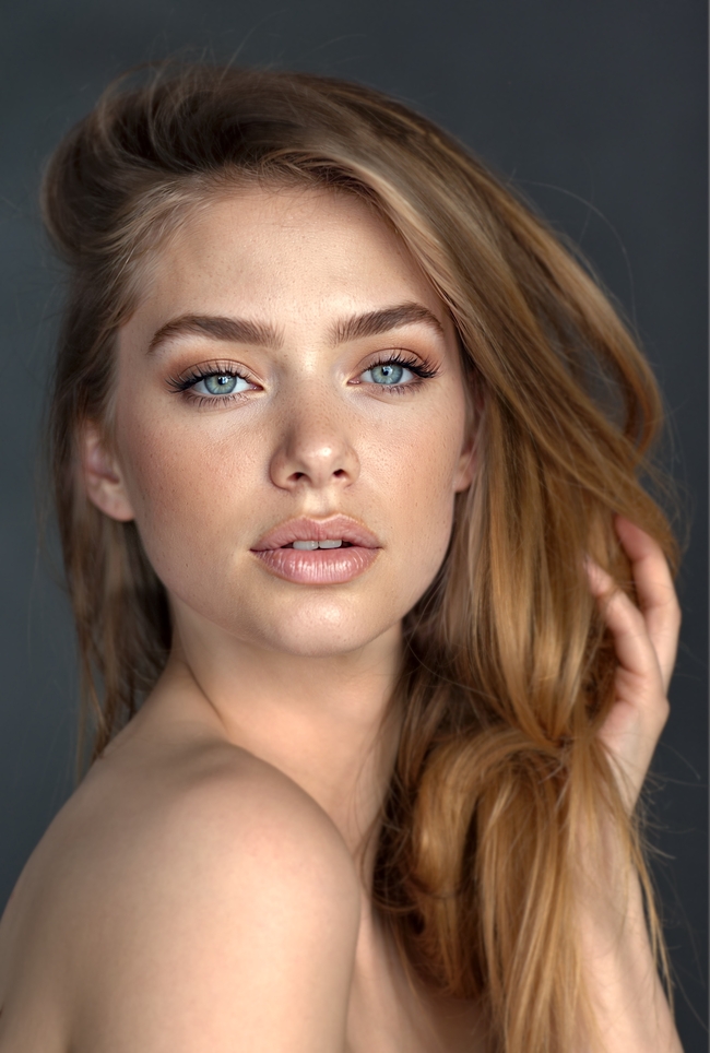性感金发碧眼美女人像写真艺术摄影图片
