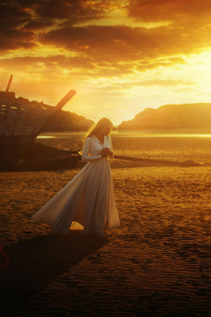 夕阳下海边气质女生艺术摄影图片