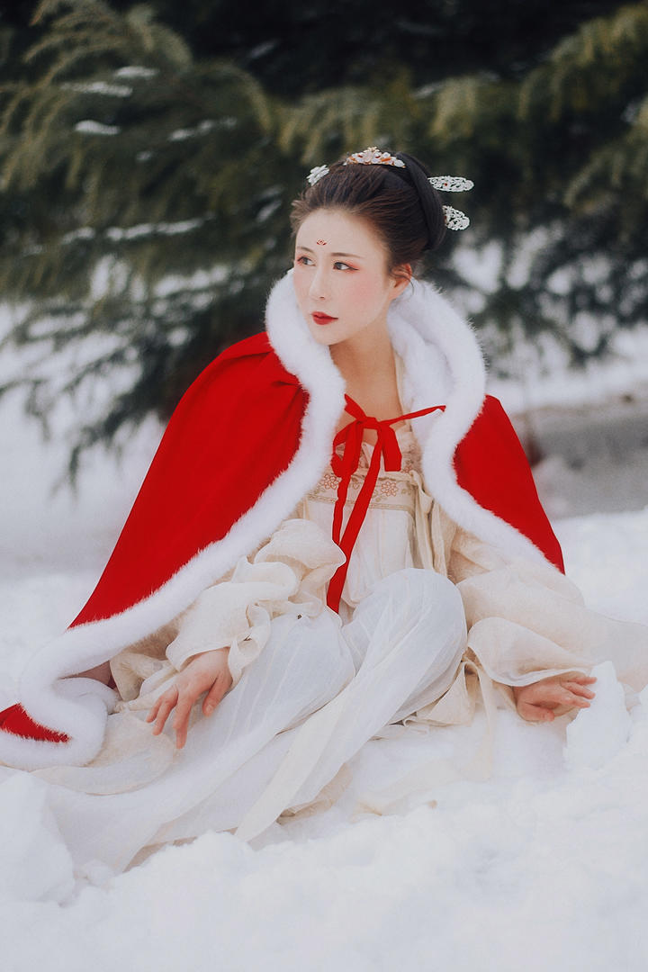 坐在雪地里的高清古装美女图片