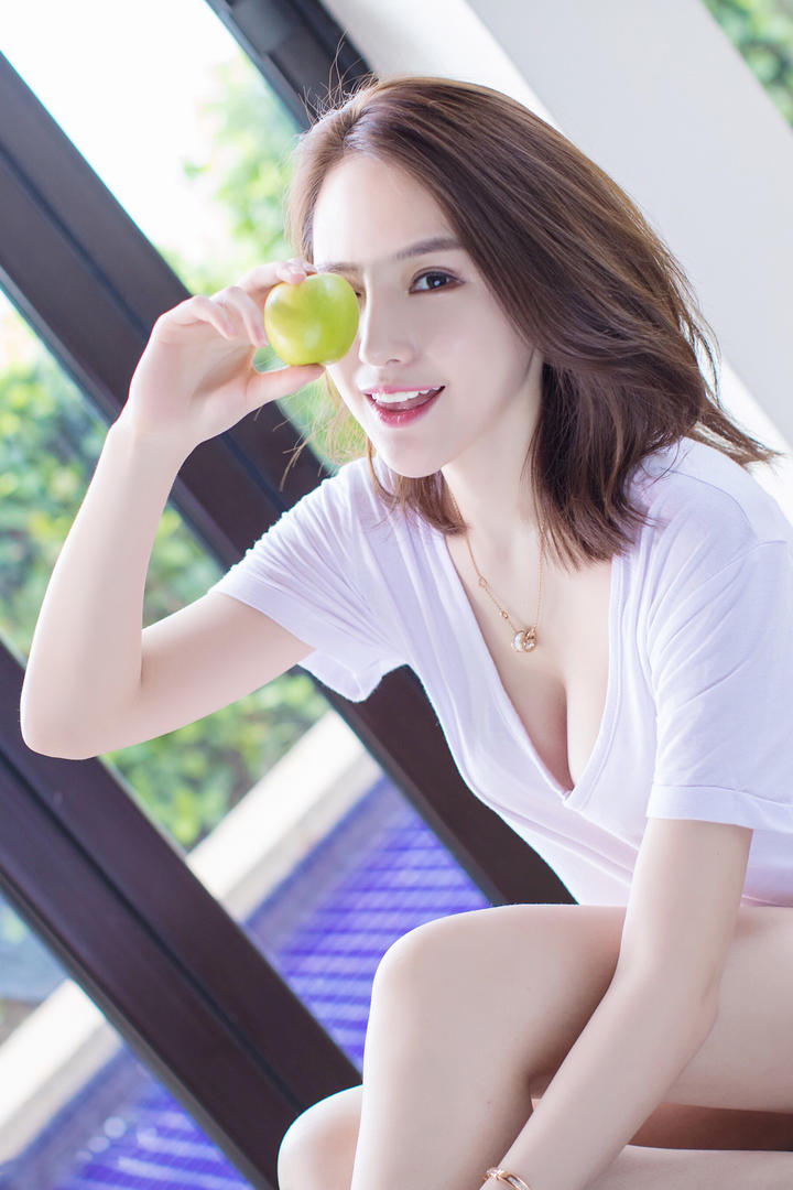 拿着苹果高清清纯女生图片