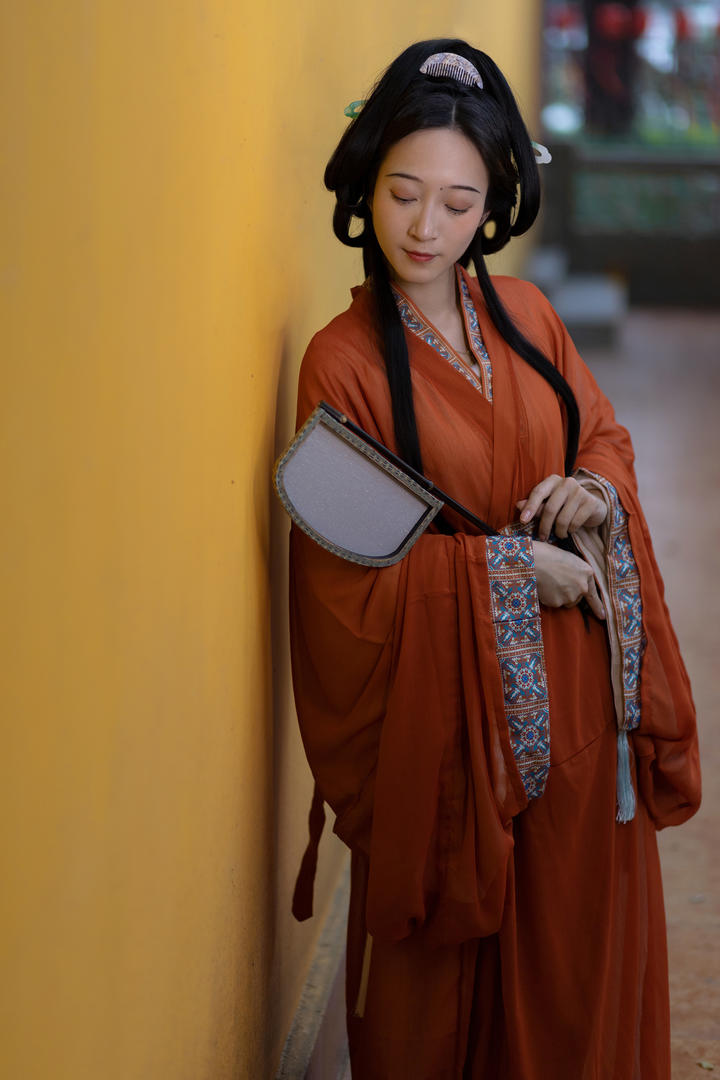 靠在墙上的古装汉服美女个人艺术摄影写真大图