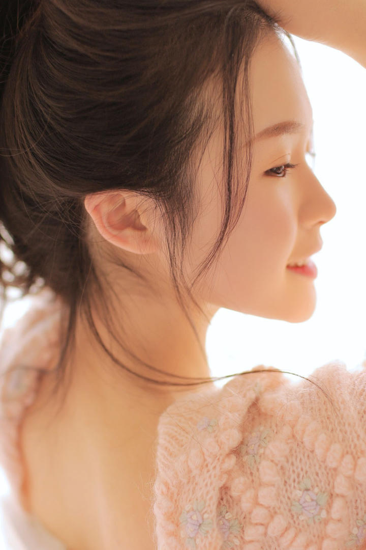 撩起头发的清纯女生头像侧脸图片