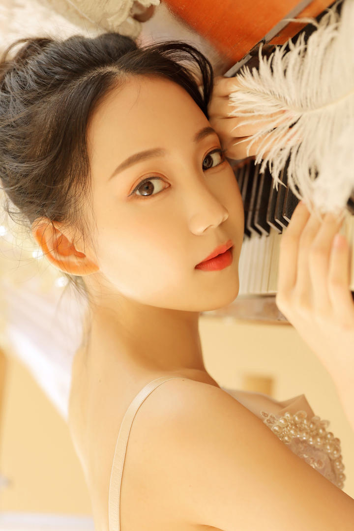 趴在钢琴上的清纯qq头像女生图片