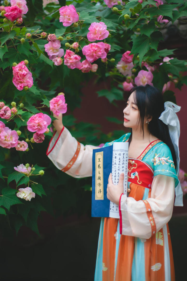 欣赏牡丹花的汉服少女人体艺术写真图片