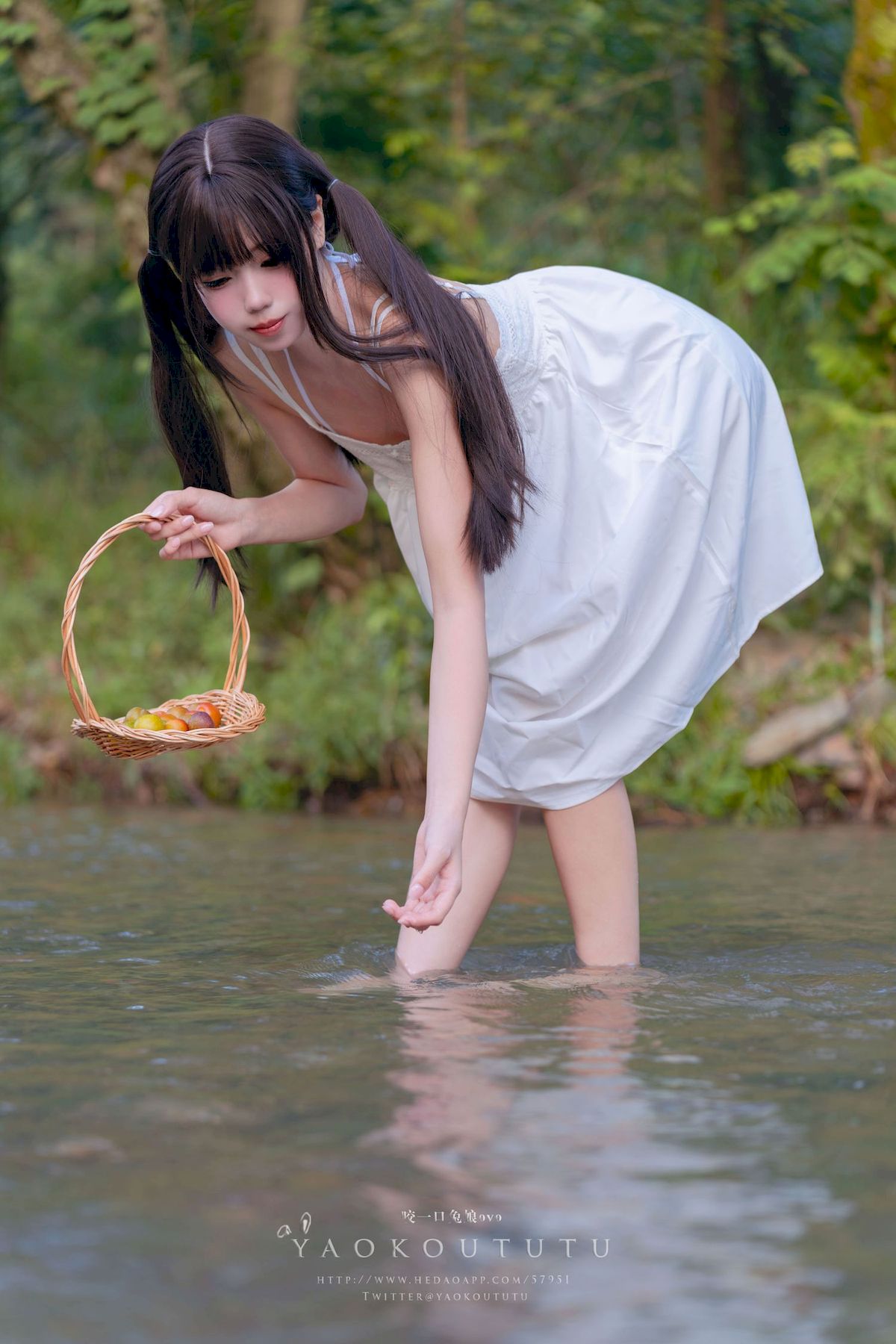 咬一口兔娘白裙双马尾清纯风溯溪之夏主题写真