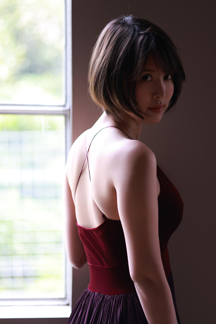 日本短发美女个人大胆艺术写真图片