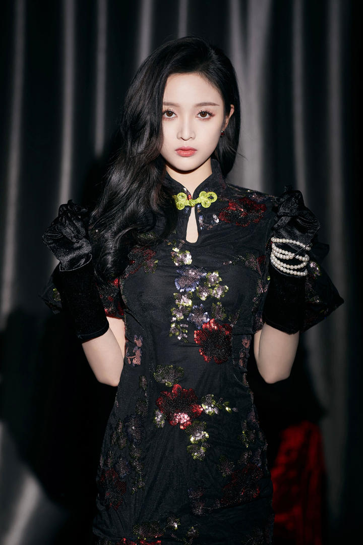 穿黑色旗袍的高冷气质美女明星吴宣仪高清图片