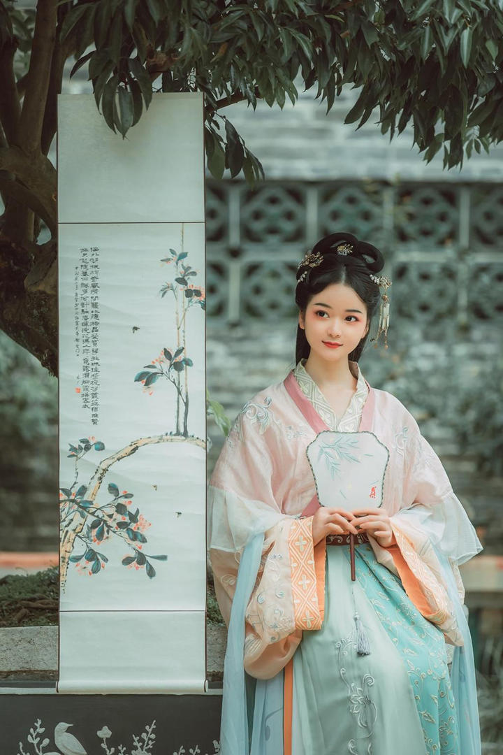 欣赏字画的古装美女艺术写真图片