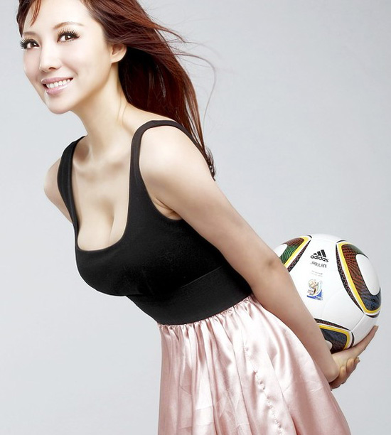 足球宝贝半裸出镜秀身材