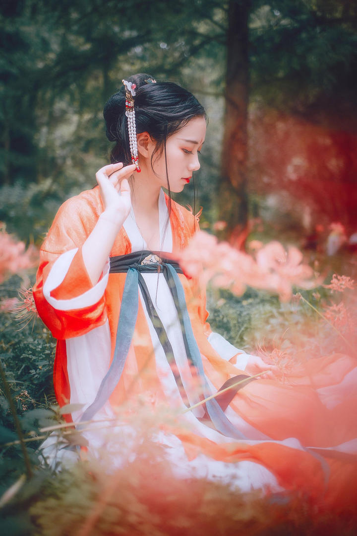 花丛中含羞的古典清纯少女图片