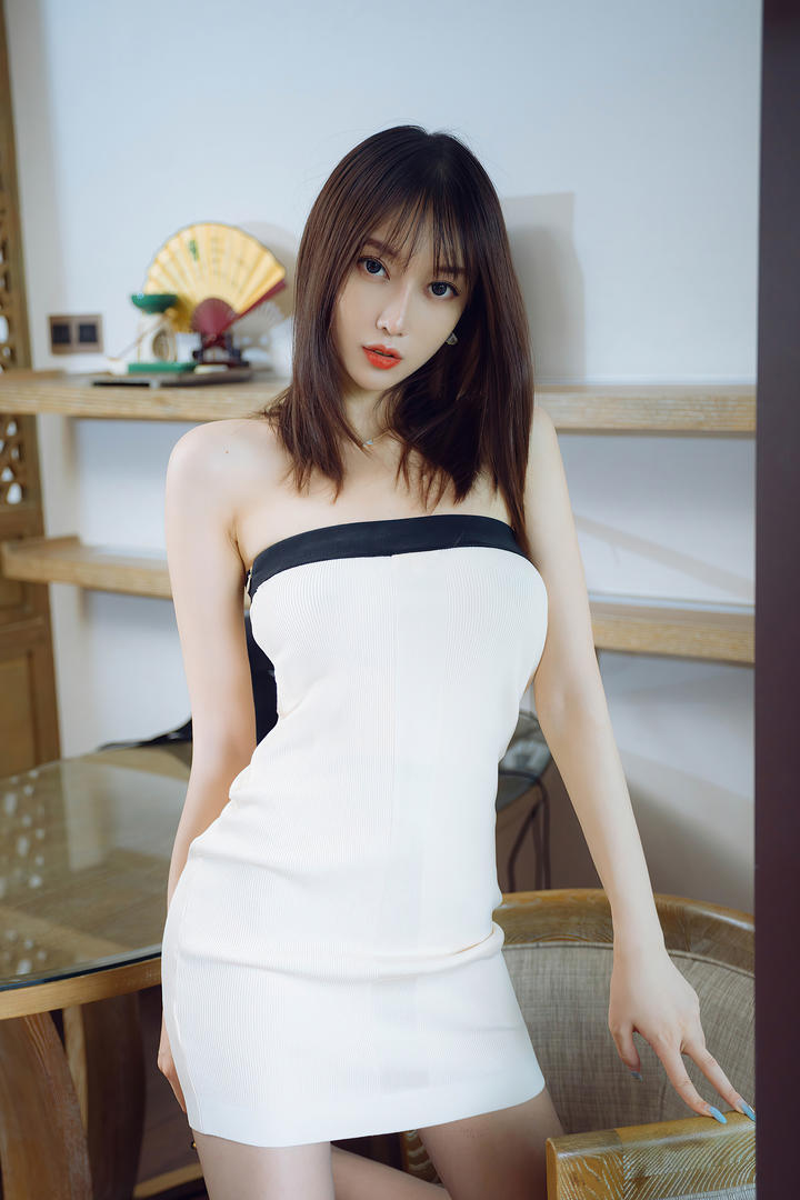 穿超短裙的短发美女玥儿精品自拍图片