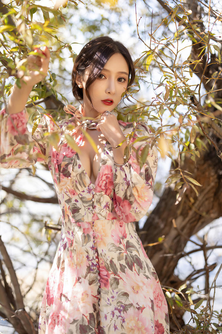 gogo国模清纯美女王馨瑶野外性感露出写真
