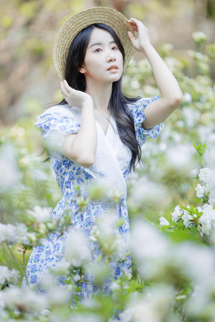 花丛中的清纯气质女孩个性头像图片