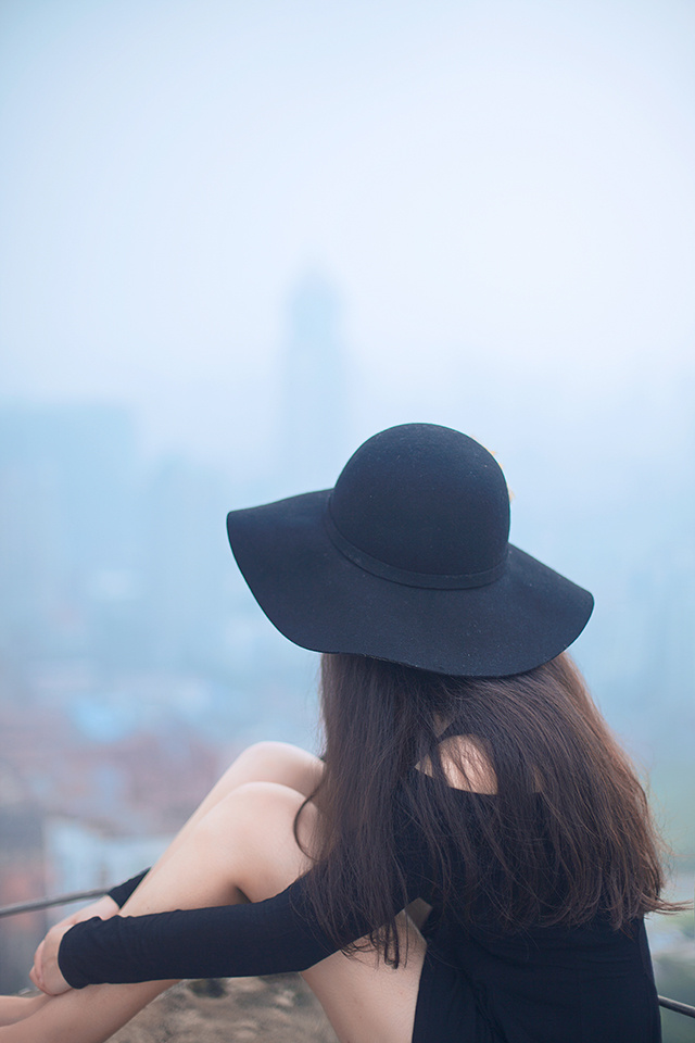 天台上黑裙姑娘的忧伤