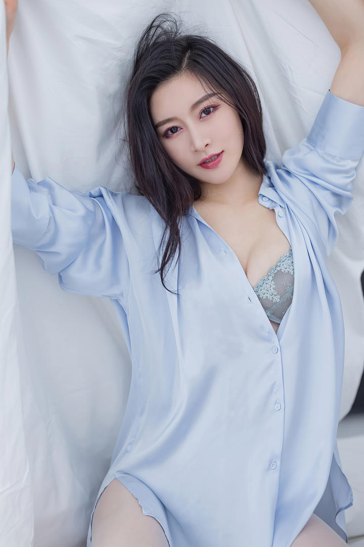 穿着蓝色衬衣的高清性感美女图片Vanessa私密照