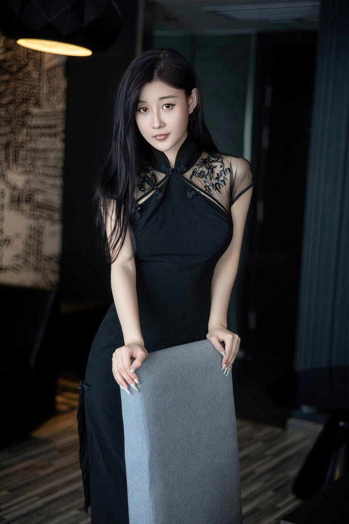 高挑身材的成熟旗袍美女顾楚楚养眼美女壁纸图片